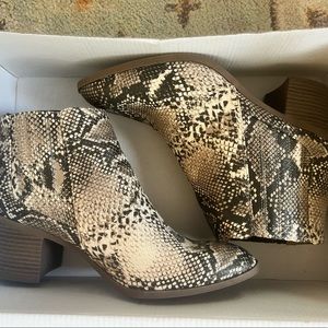 Maurice’s snake skin boots. They say size 8 but fit like a womens 9.5. Worn once